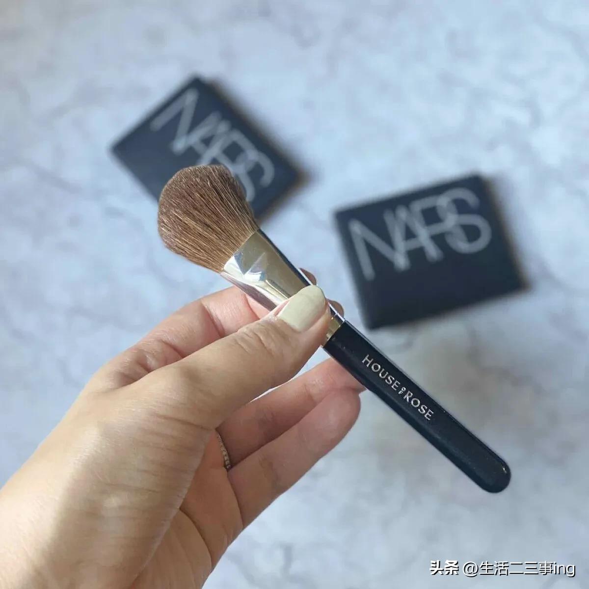 How to Choose and Use a Blush Brush iMedia