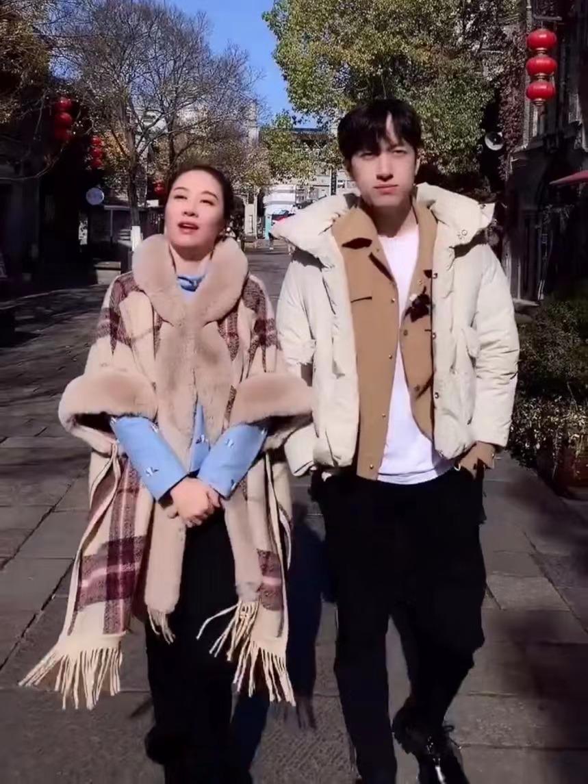 Xuan Ye suspects that he has a new boyfriend. The two behave closely ...