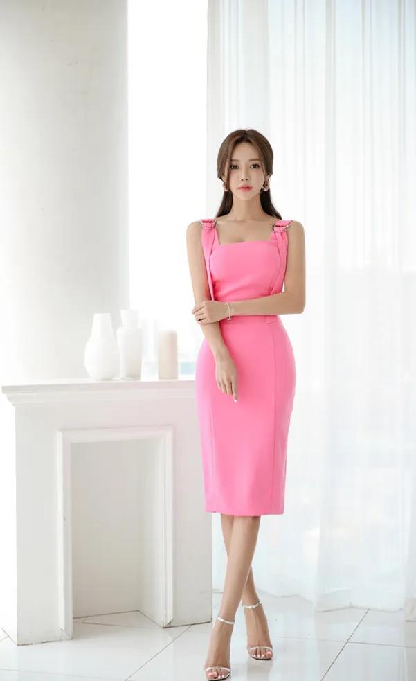 Sun Yunzhu, wearing a pink low-cut suspender knee-length skirt ...