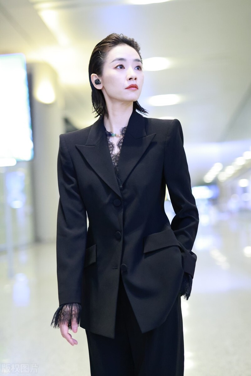 Liu Yase appeared in Shanghai Hongqiao Airport wearing a simple and low ...