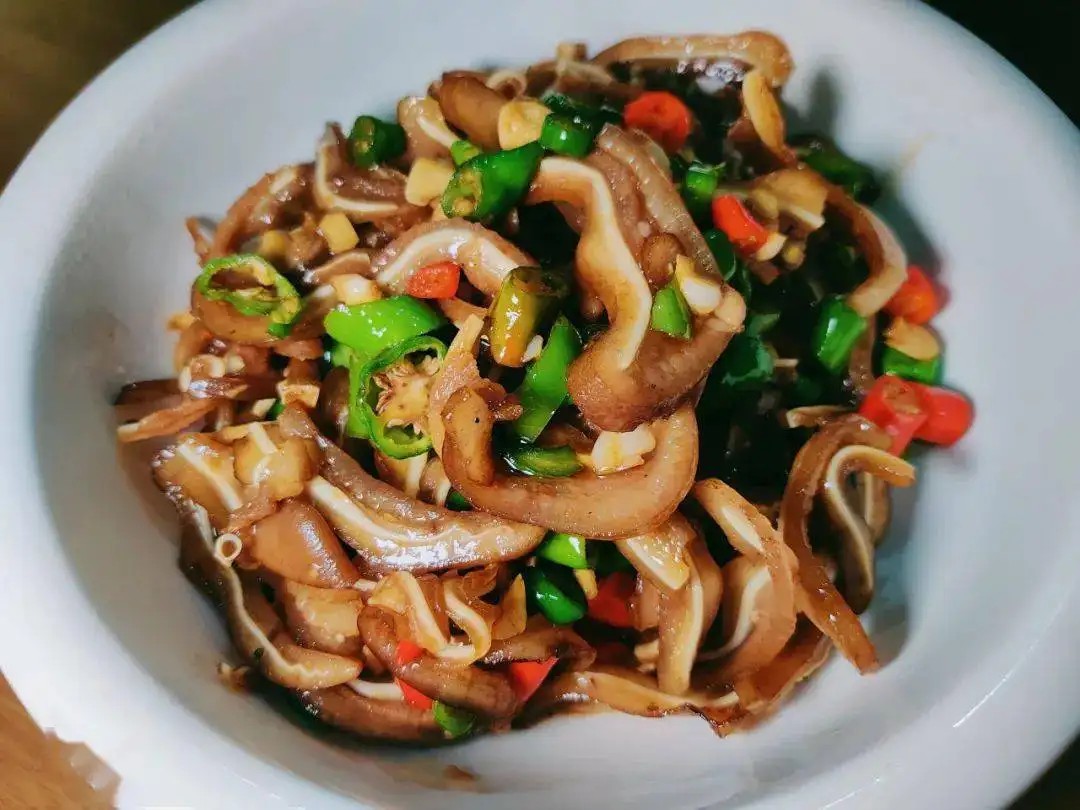 Learn to do this, stirfried pork ears with green and red peppers