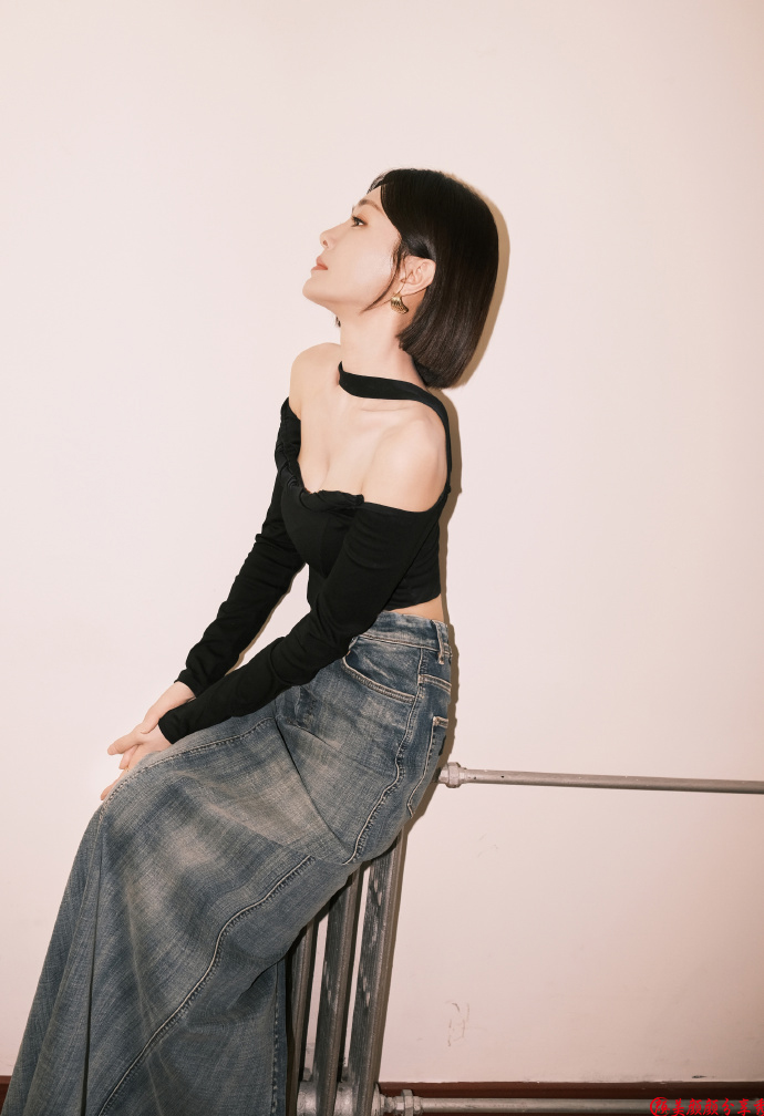 Qin Lan's beautiful shoulders and thin waist - iMedia