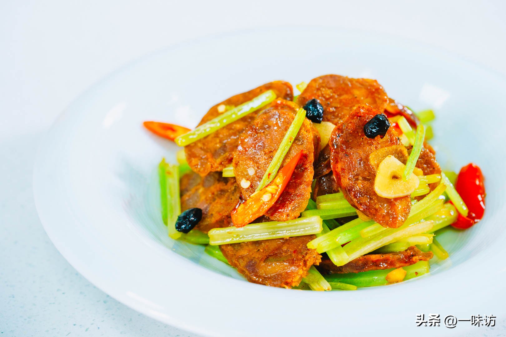 The practice of parsley flavored sausage is not salty, crisp