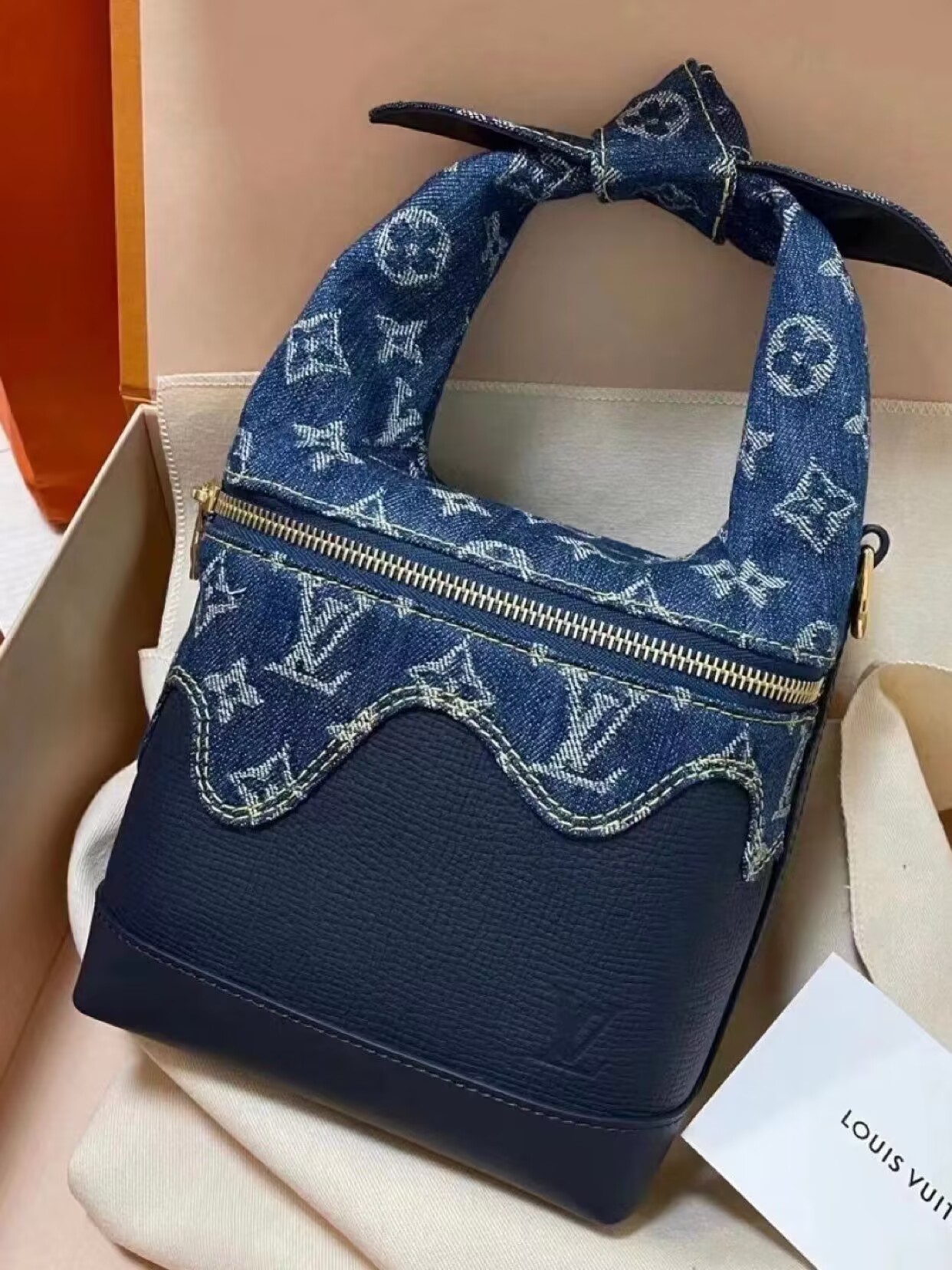 Check out the cute LV co-branded lunch box bag - iNEWS