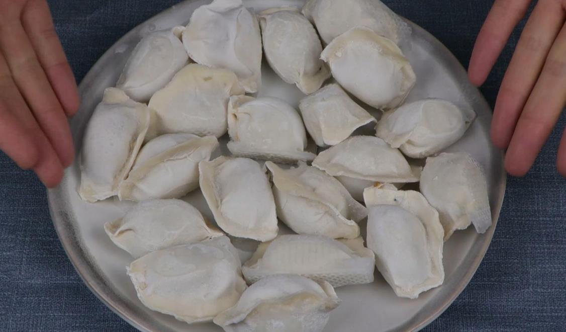 Before putting the frozen dumplings in the pan, keep these 2 points in