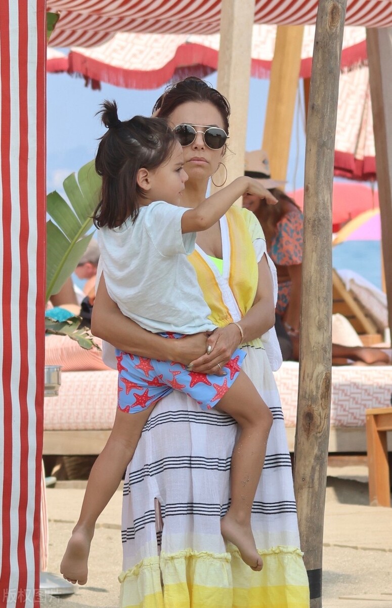 Superstar Eva Longoria Takes Her Son On Vacation At The Seaside The Mother And Son Look Very