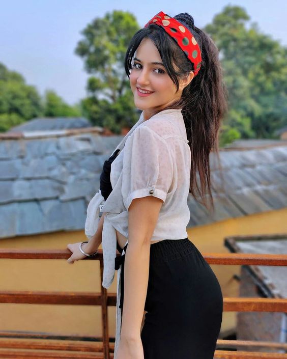 Why do men in Dubai like to wear white robes?In fact, there is a little