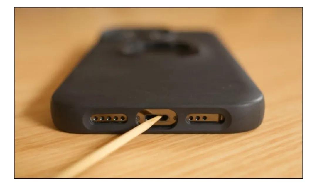 How to clean the iPhone charging port? iNEWS