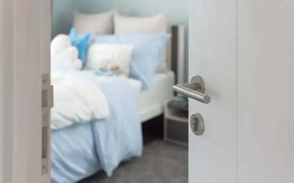 When sleeping, should the bedroom door be opened or closed? Understand early, not superstition