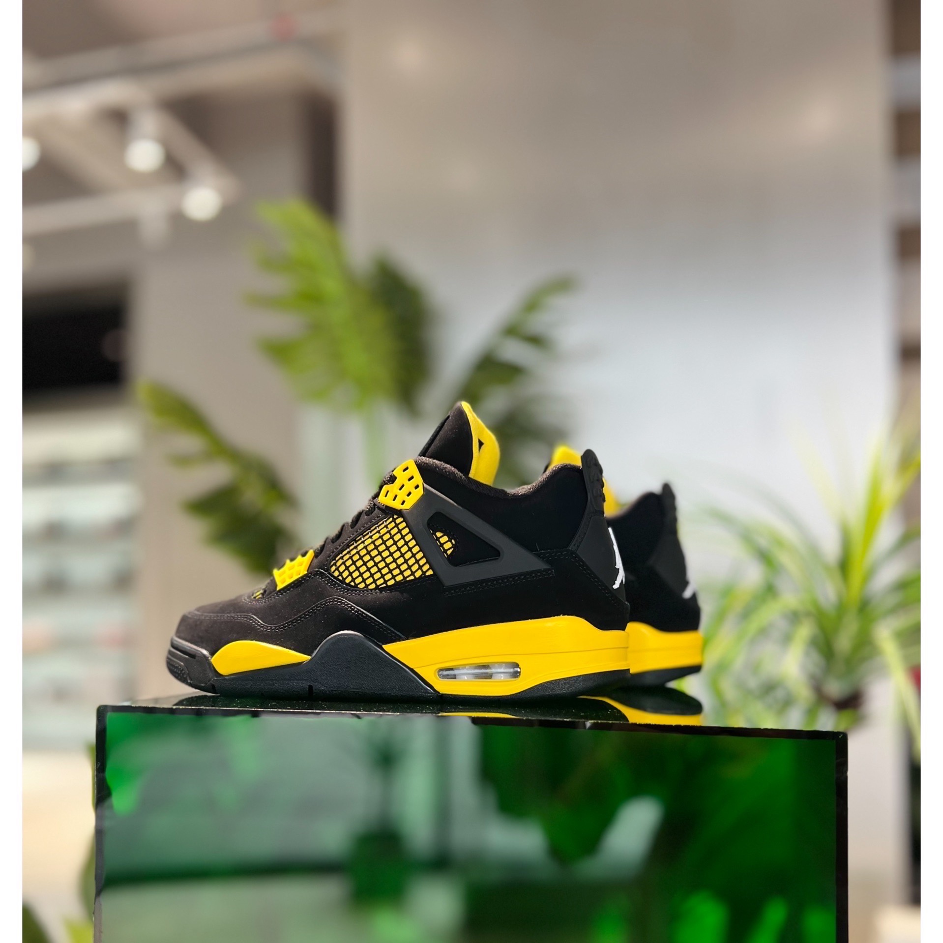 Air Jordan 4 Black Yellow Thunder - iNEWS