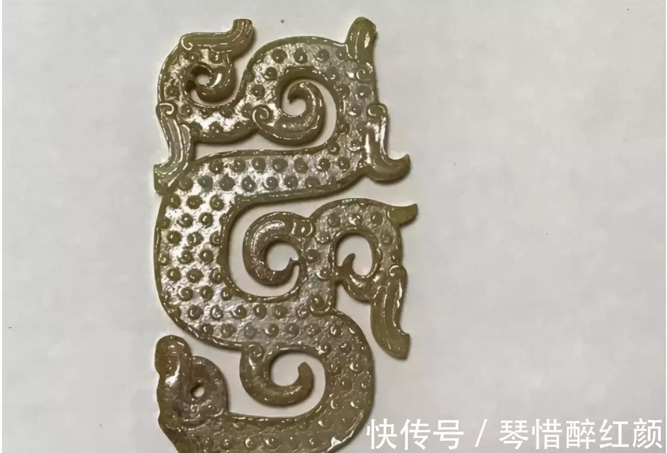 A gentleman is more virtuous than jade, and ancient jade soars a dragon ...