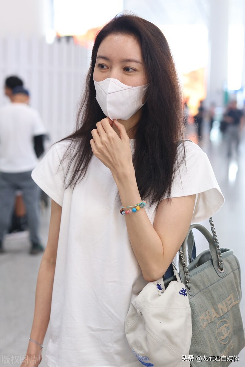 Gao Lu appeared at Beijing Airport in a white T-shirt and black ...