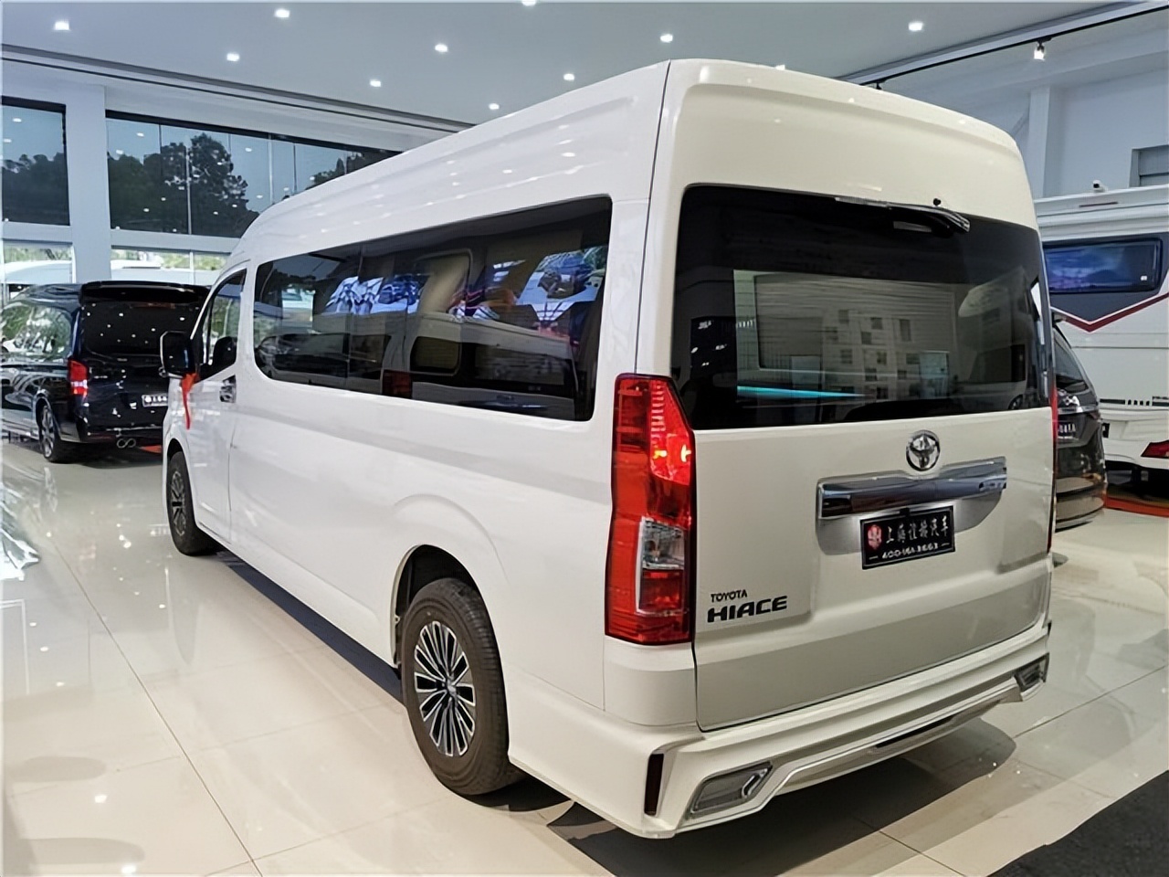 Create a comfortable business travel experience!Toyota Hiace 7-seat ...