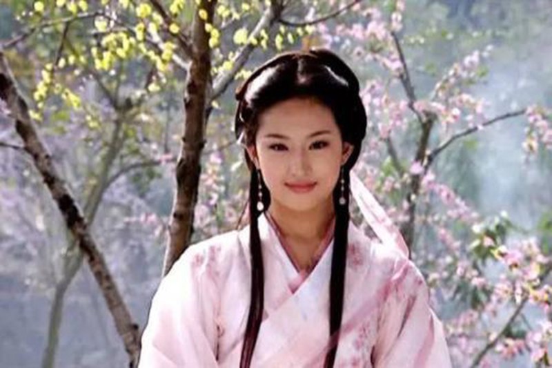 Legend of Tianlong: Xuzhu took Duan Yu's wife Wang Yuyan into his arms ...