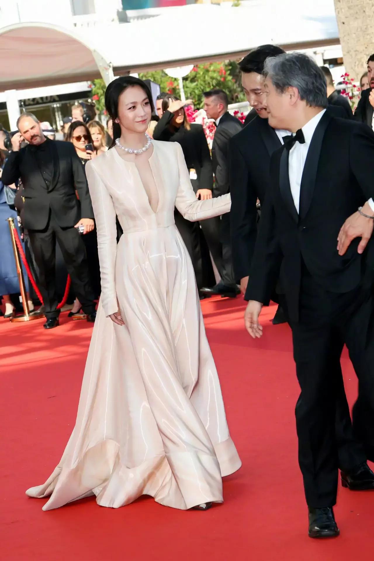 Tang Wei attended the Cannes premiere on the red carpet, and Ming Dao ...