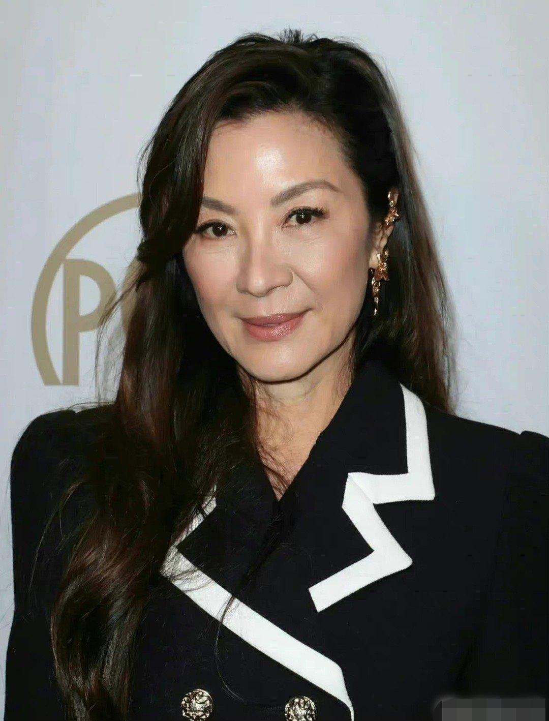 59-year-old Michelle Yeoh is elegant and calm in a recent photo, and ...