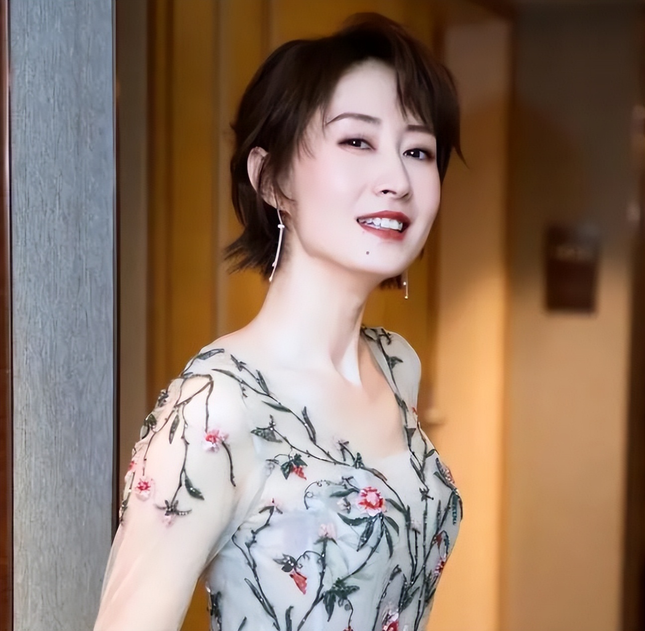 46歲劉敏濤戀情曝光!與中年男子車內擁吻,曾因冰淇淋跟前夫離婚 - 頭條匯