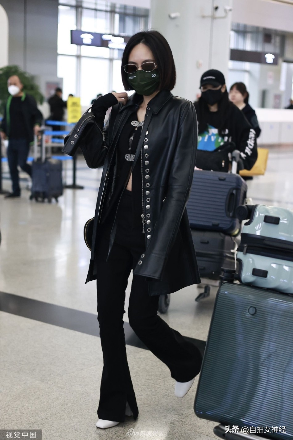 Liu Xijun appeared at the airport after the recording of "Ride the Wind ...
