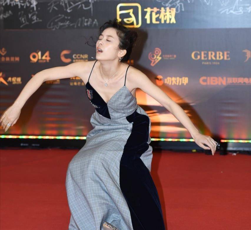 Kneeling and falling down, naked under the skirt, the social death moment of these 3 actresses