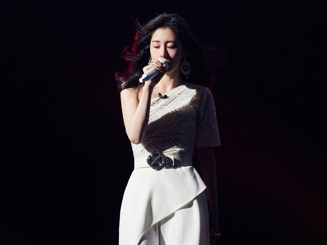 Jam Hsiao and Zhang Bichen sang "Lover Missed" to the fivemember band