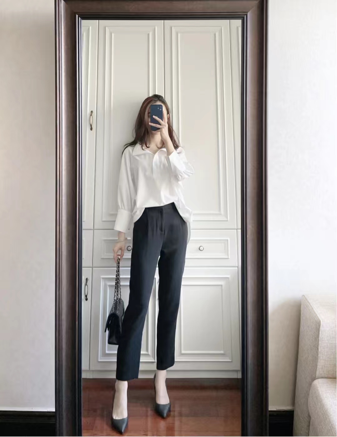 What kind of top and shoes go well with black cropped trousers iNEWS