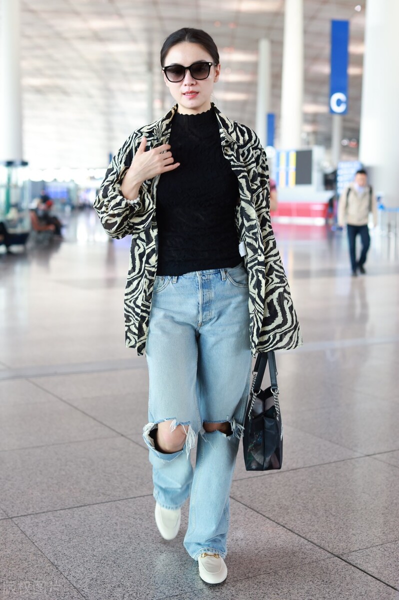 Song Jia's zebra-print shirt + ripped jeans + loafers + Balenciaga bags ...