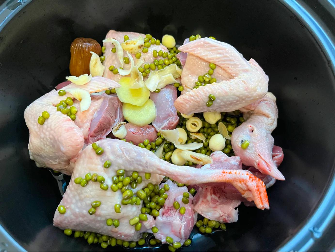 The dog days are approaching, drink a bowl of mung bean and pigeon soup