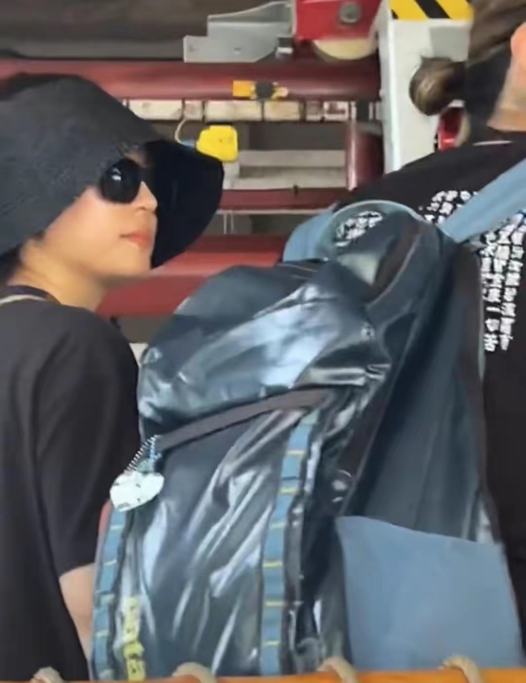 Sun Li took her children to travel in Singapore. The son looks handsome ...