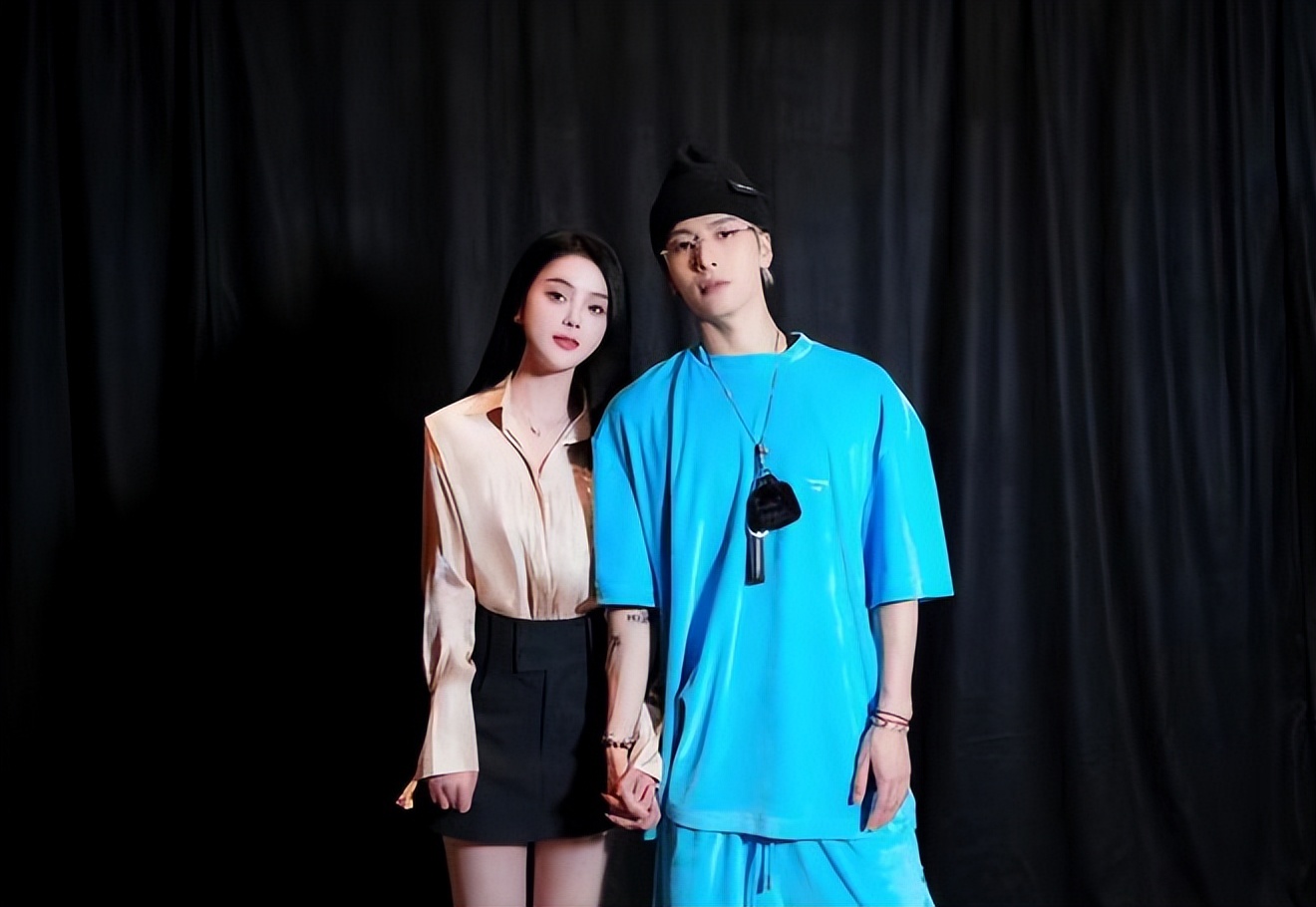 Wang Jiaer took a photo with Mrs. Dayang intimately, and acted too much ...