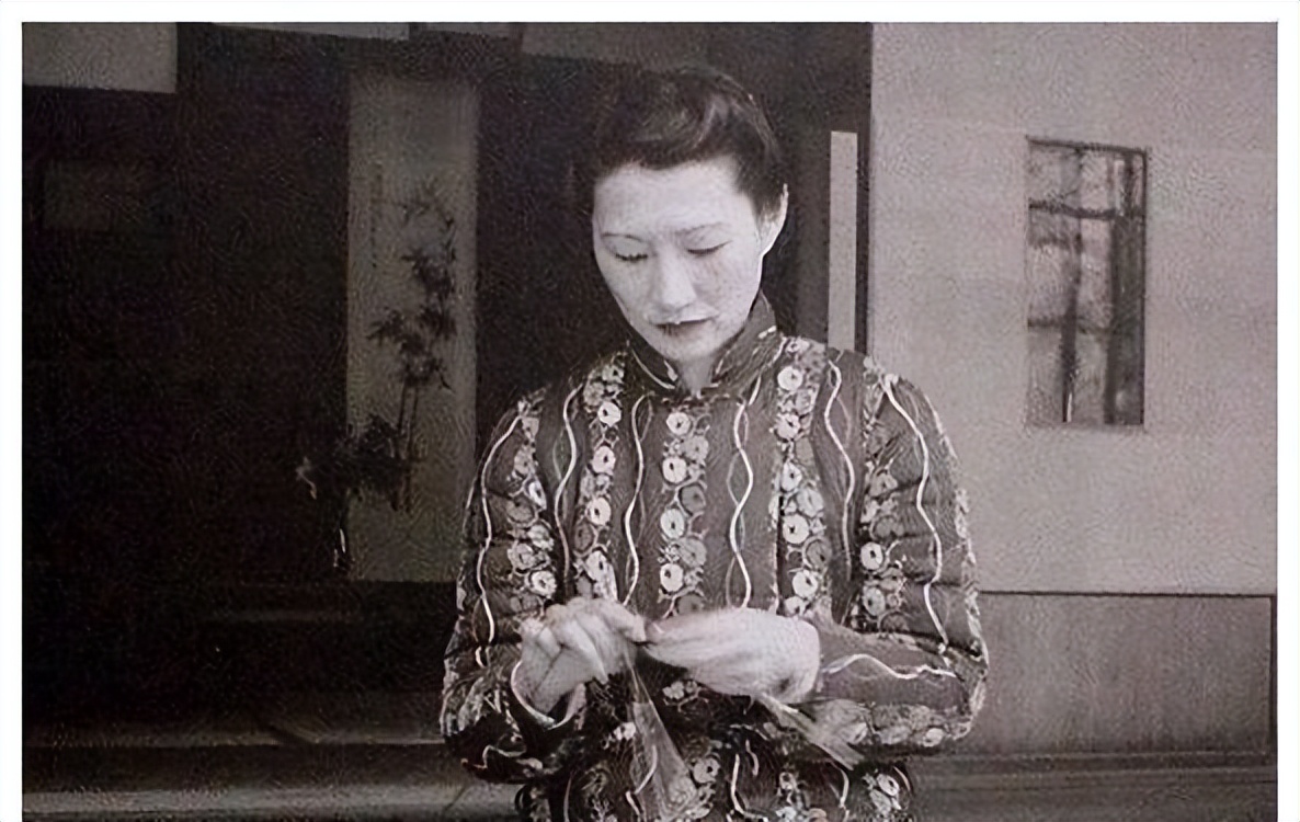 2000年趙一荻病逝,張學良一言不發,妻子下葬後稱:我虧欠她甚多 - 頭條匯