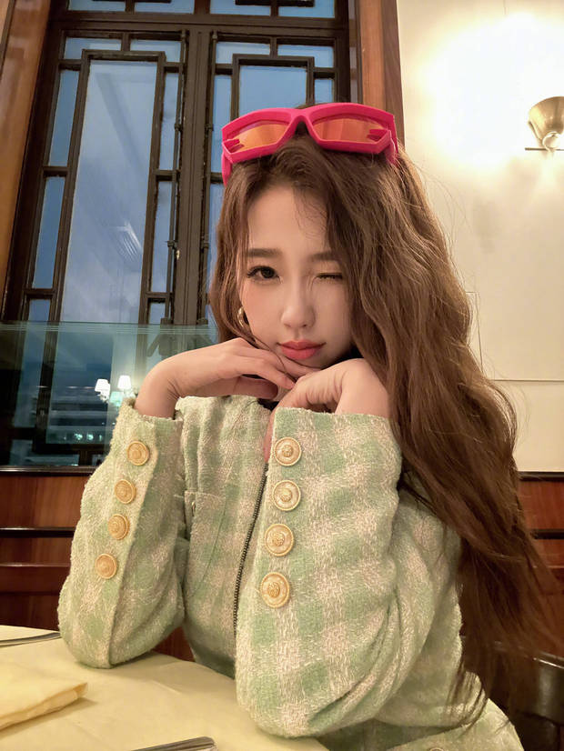Yu Shuxin's latest photo wears pink sunglasses and is cute and cute ...