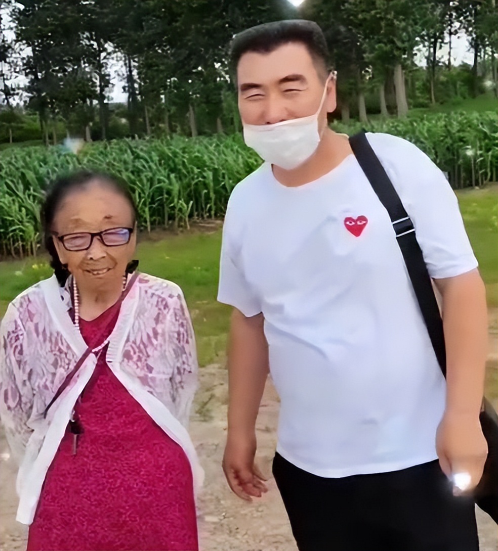 85 Year Old Ma Yuqin Danced With Her Sisters Li Yucheng Pretended To Be The Lead Dancer And