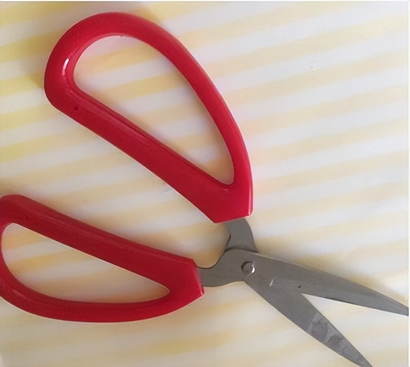 Pregnant women use scissors on the bed, will the baby be born with