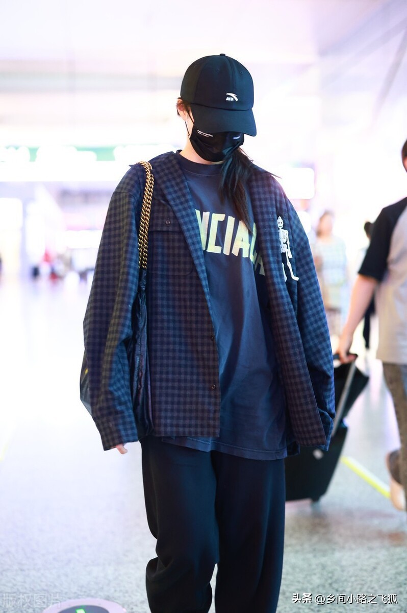 Guan Xiaotong appeared at the airport, wearing a plaid shirt and casual ...