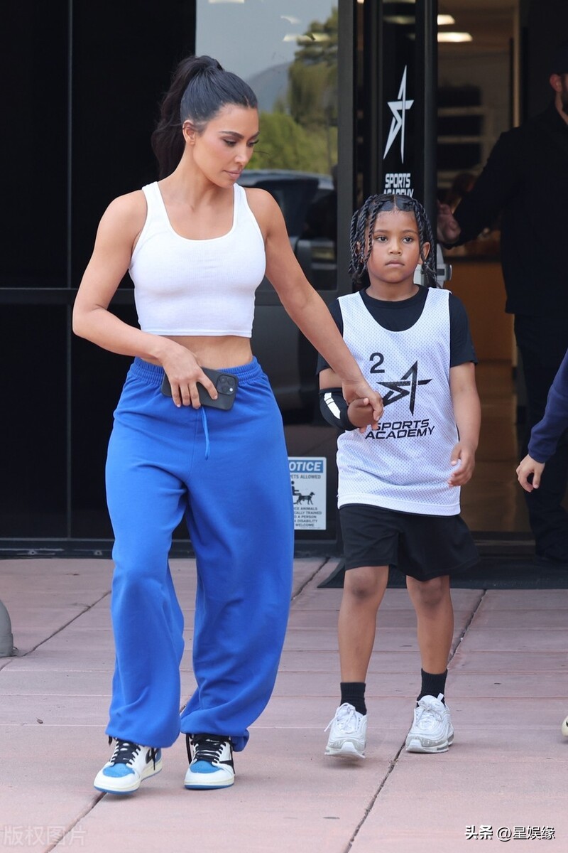 Kim Kardashian is wearing a white navel vest + blue wide-leg pants neat ...