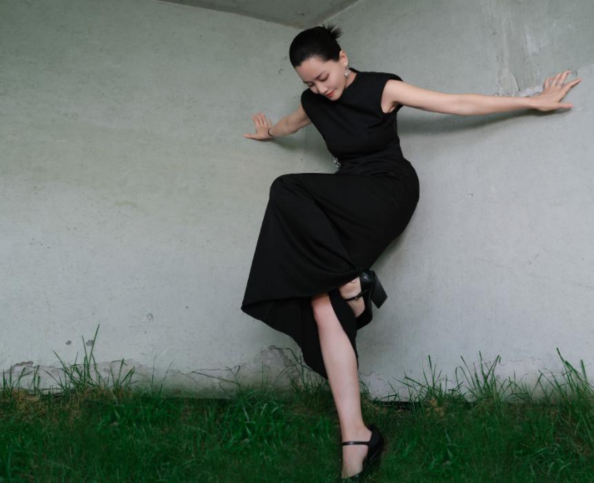 Guo Keyu wears a black suspender skirt to show off his proud figure. He ...