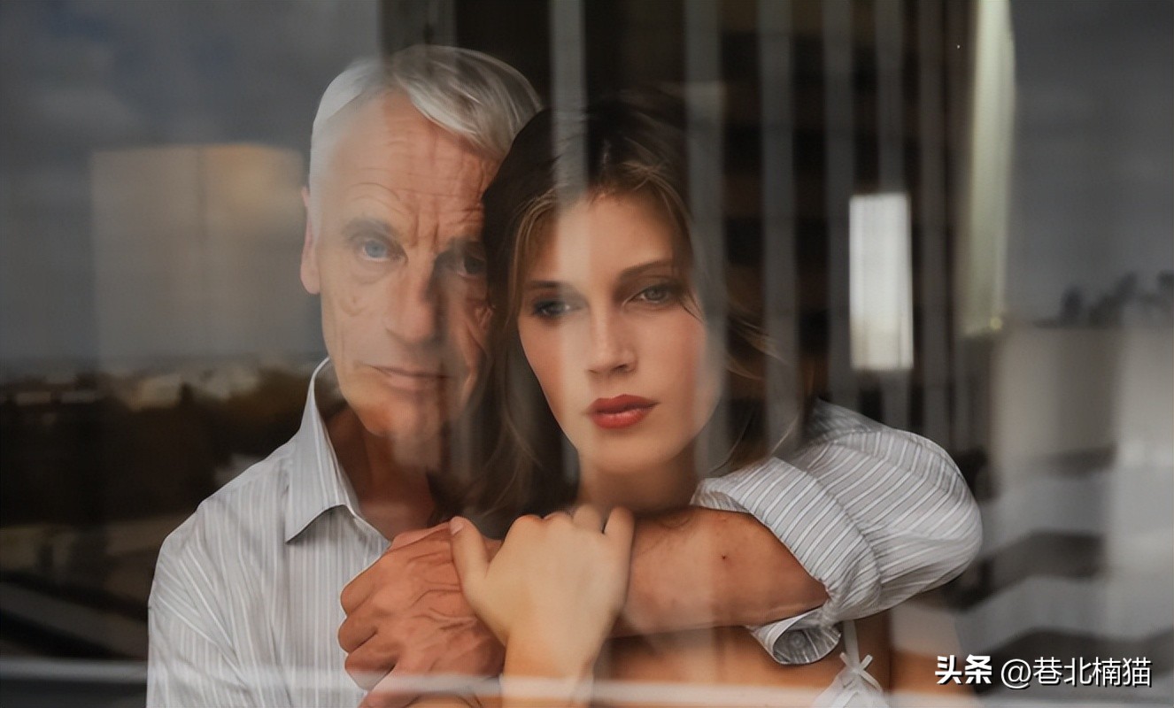 How does the portrayal of the characters in the movie "Flower and Moon