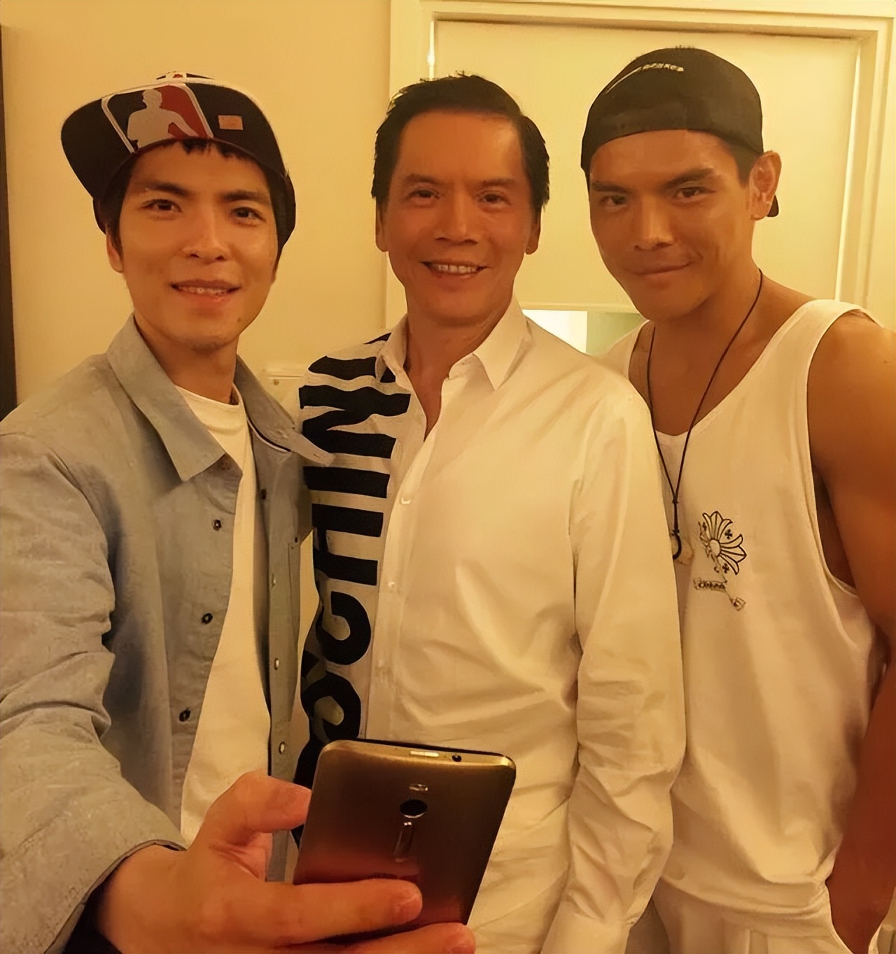 Once, at Xiang Huaqiang’s birthday party, Xiao Jingteng sang 5 songs in