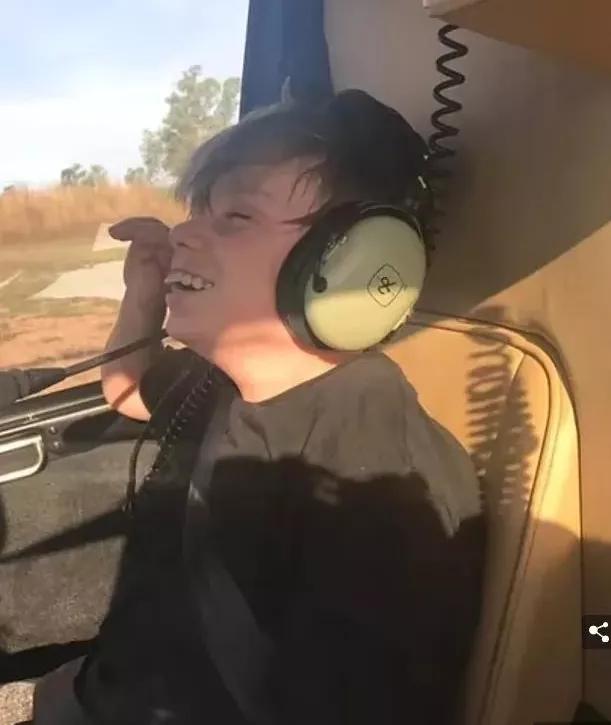 背著26歲殘疾失明的兒子週遊世界，這位43歲單親媽媽感動了上億人