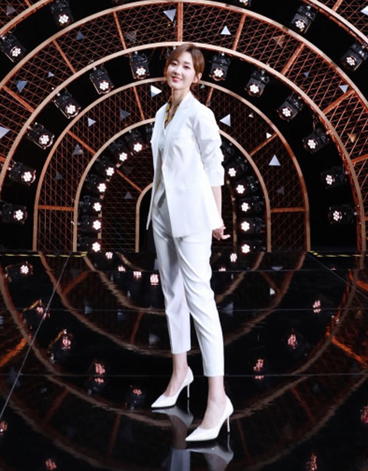 Wang Jianing became the host of CCTV Spring Festival Gala!The style of ...