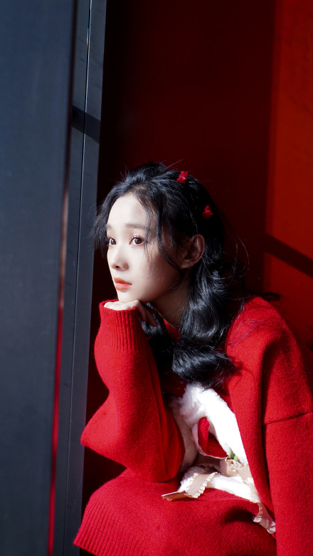 Lu Zhaohua is beautiful and cute in New Year's red, with sultry eyes ...