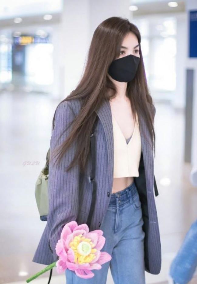 Ella Airport was given a "big lotus flower" by fans, all puzzled
