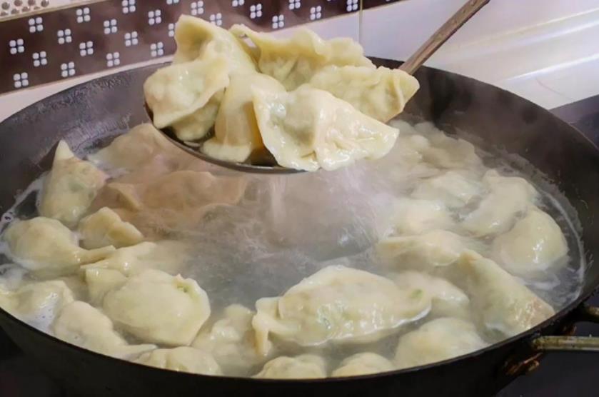 Before putting the frozen dumplings in the pan, keep these 2 points in