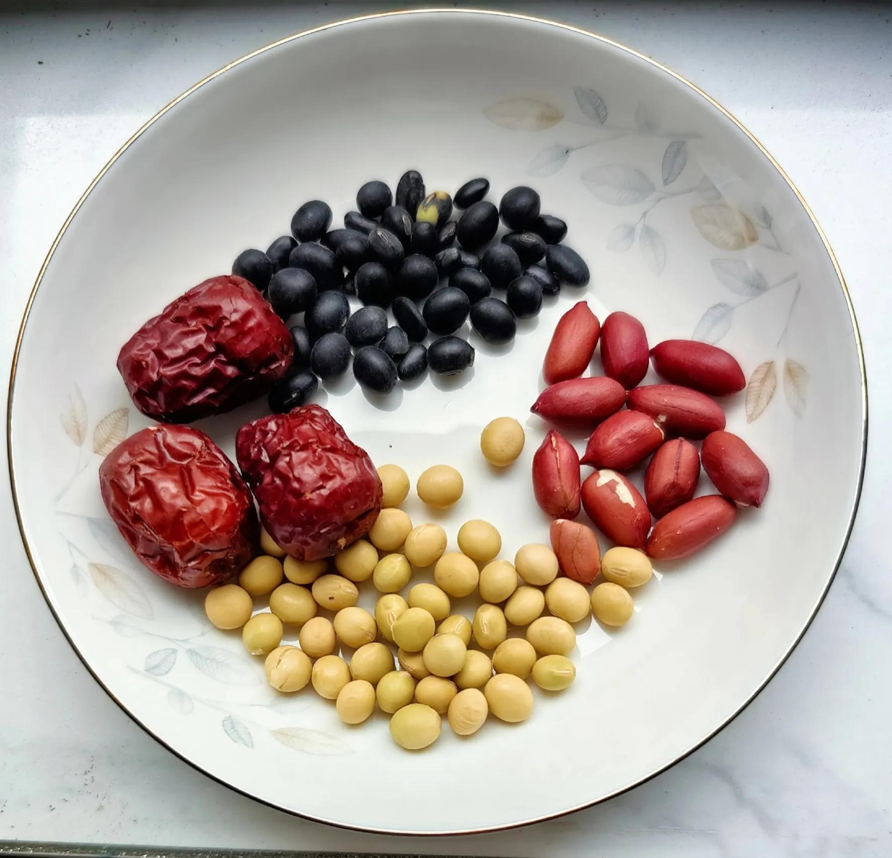 Relieve menopausal symptoms, start with a bowl of soy milk every day iNEWS