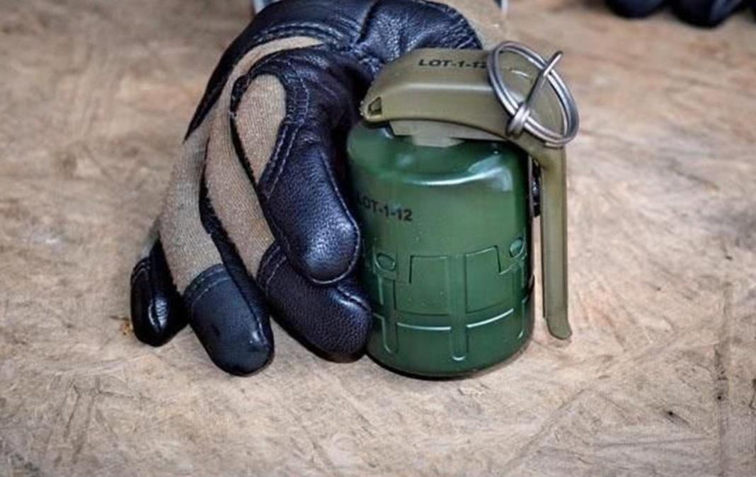 After the safety of the grenade is pulled out, can it really be inserted back in? iMedia