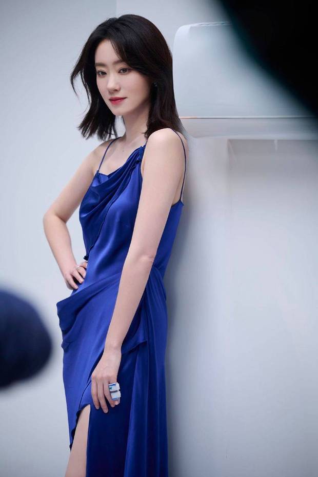 Zhang Xiaofei wears a blue and purple suspender elegantly and ...