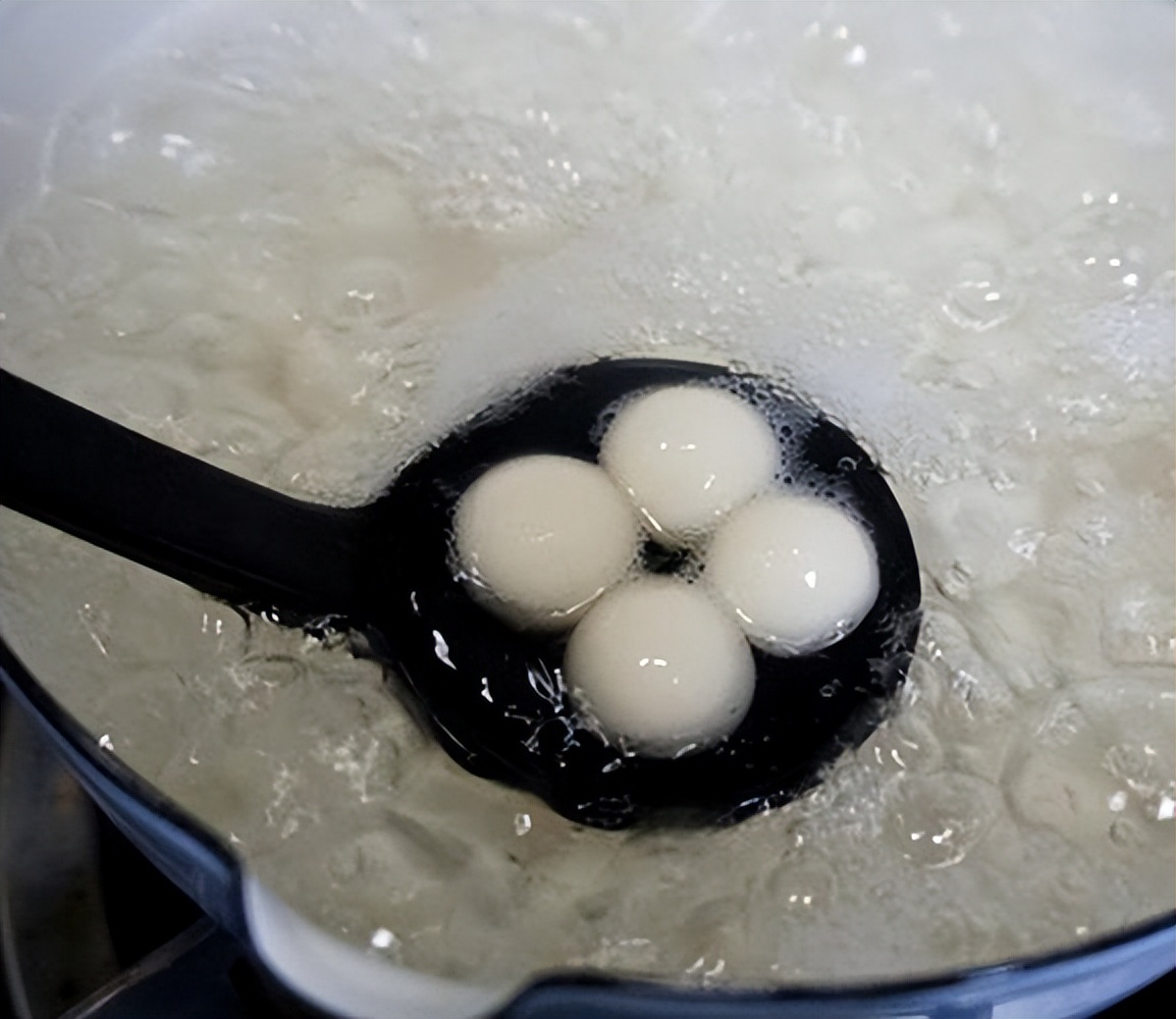 Do you cook glutinous rice balls under cold water or hot water? Many