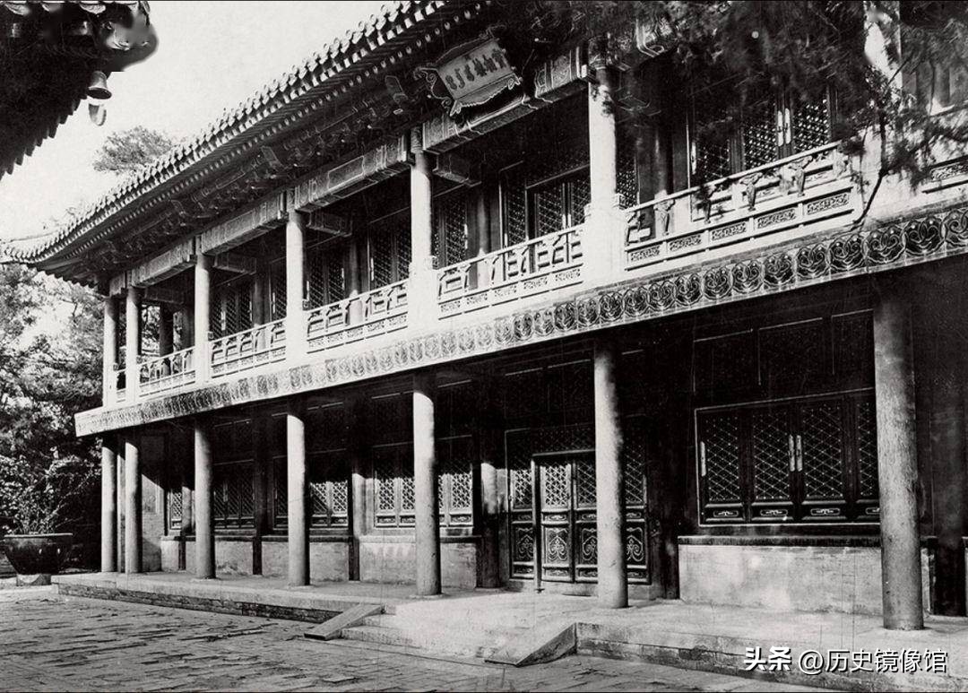 Old photos of the Qing Palace, a group photo of Princess Rongshou Gulun ...