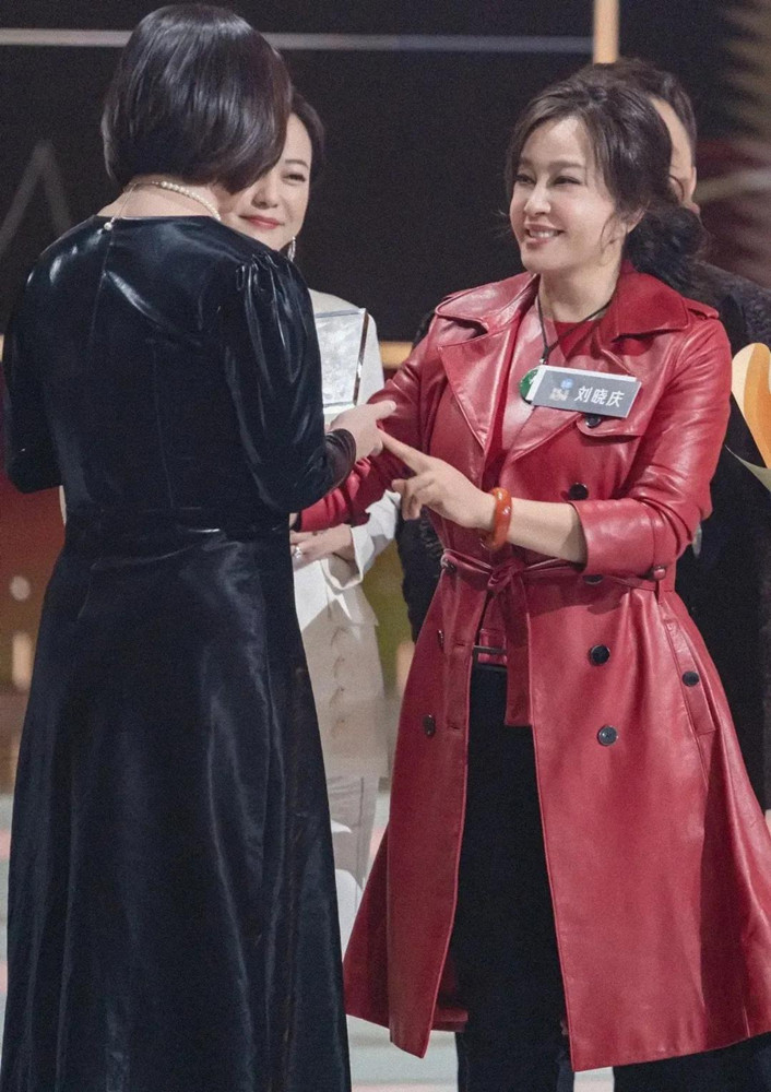 Liu Xiaoqing is in the same frame as Tang Guoqiang!One is more handsome ...
