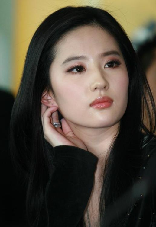 Beyond the beauty of the world, Liu Yifei blooms with confidence: a ...